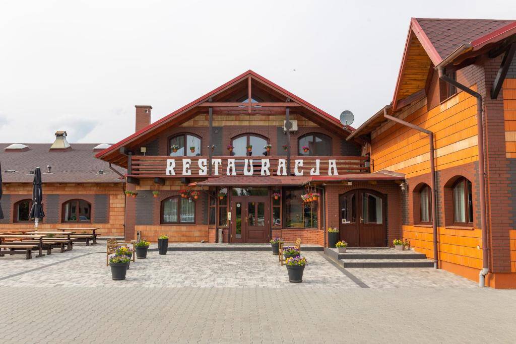Hotel Trzy Podkowy building with the restaurant entrance